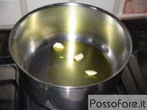 Rosolare l'aglio nell'olio di semi
