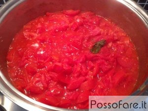 Cuocere il pomodoro insieme al basilico