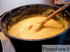 Mescolare la Polenta sul fuoco