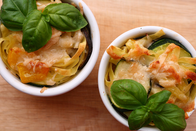 Pasta al forno bianca con zucchine e pecorino