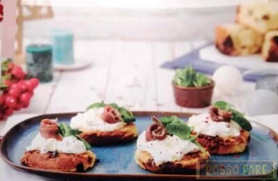 Crostini di panettone con stracciatella e acciughe